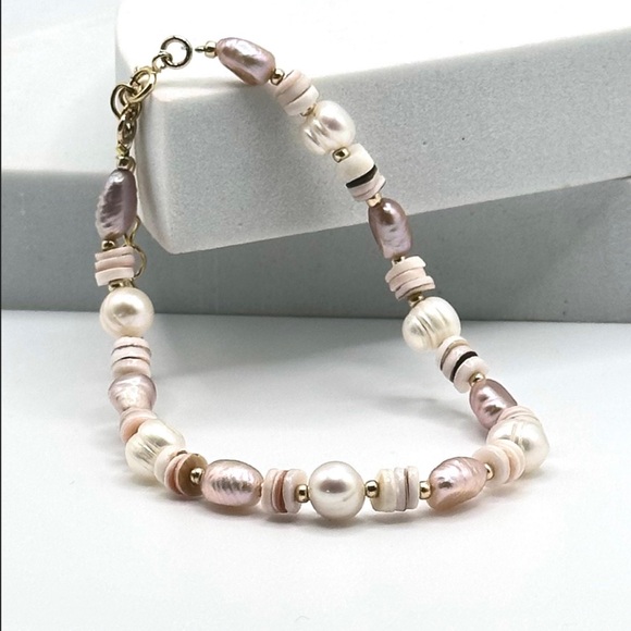 Blush coloured pearl nugget bracelet with gold beads and Natural Shell. - Picture 6 of 8